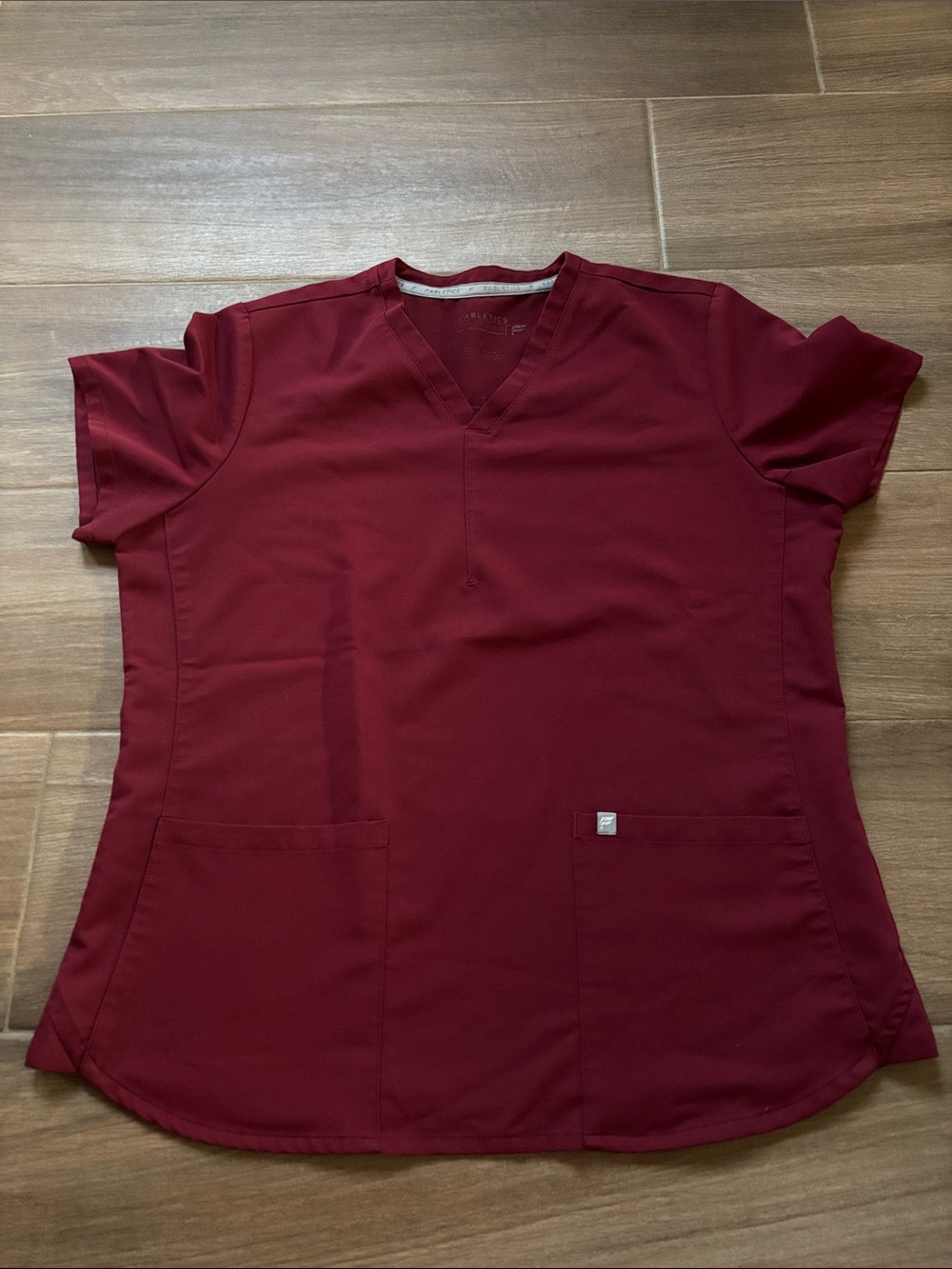 Women's Fabletics Method 2 Pocket Scrub Top Shirt Wine Burgundy